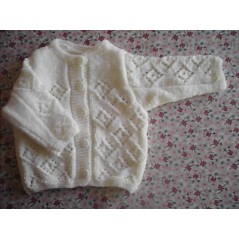 Gilet bébé tricot fille et garçon blanc en jersey et point fantaisie ajouré en acrylique - Gros plan