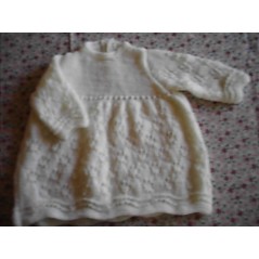 Robe bébé tricot fille blanche en jersey et points ajourés en acrylique - Gros plan