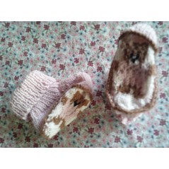 Chaussons bébé tricot fille rose jacquard ourson et jersey en acrylique - Gros plan dessous jacquard ourson