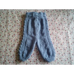 Pantalon bébé tricot garçon bleu en jersey, point mousse et torsades - Dos