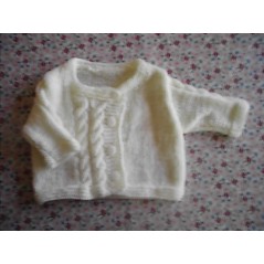 Brassière croisée bébé tricot fille et garçon blanche en jersey ornée de torsades et bordée de point mousse - Gros plan devant