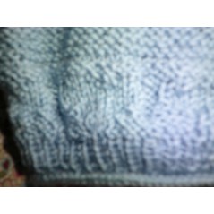 Brassière croisée bébé tricot garçon bleue en point mousse et point cœur - Gros plan point cœur