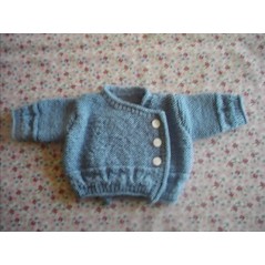 Brassière croisée bébé tricot garçon bleue en point mousse et point cœur.