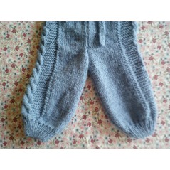 Pantalon bébé tricot garçon bleu en jersey, point mousse et torsades - Gros plan bas