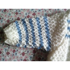 Brassière marinière tricot bébé fille et garçon en acrylique en point irlandais blanche et rayures bleues - Gros plan manche