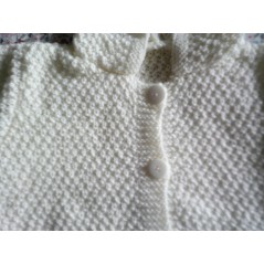 Paletot à capuche bébé tricot fille et garçon blanc en point de blé - Gros plan haut