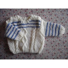 Brassière marinière tricot bébé fille et garçon en acrylique en point irlandais blanche et rayures bleues - Gros plan