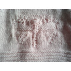 Brassière bébé tricot fille en jersey et point papillon rose - Gros plan point papillon