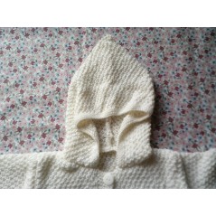 Paletot à capuche bébé tricot fille et garçon blanc en point de blé - Gros plan capuche