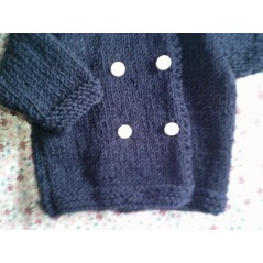Paletot bébé tricot garçon et fille bleu marine en jersey et point mousse - Gros plan bas