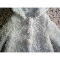 Manteau à capuche effet fausse fourrure bébé tricot fille blanc en jersey et point mousse - Gros plan haut