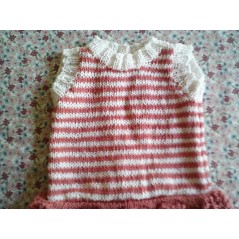 Combinaison robe bébé tricot fille rose en jersey rayé et point de festons en évantail - Gros plan haut