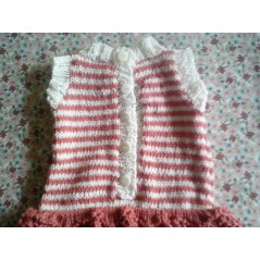 Combinaison robe bébé tricot fille rose en jersey rayé et point de festons en évantail - Gros plan dos