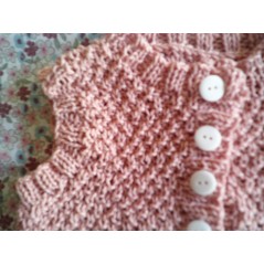Barboteuse bébé tricot fille en jersey rayé rose et point de blé - Gros plan haut