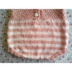 Barboteuse bébé tricot fille en jersey rayé rose et point de blé - Gros plan bas