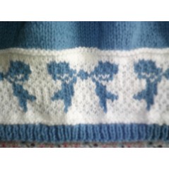 Robe bébé tricot fille jacquard rosette bleue et blanche en laine en jersey et côtes - Gros plan nœud