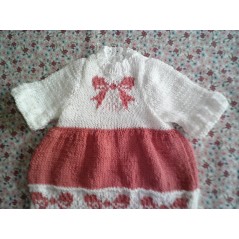 Robe bébé tricot fille jacquard rosette rose et blanche en coton en jersey et côtes - Gros plan devant