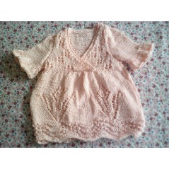 Robe bébé tricot fille rose en jersey point lys ajouré et point mousse - Devant