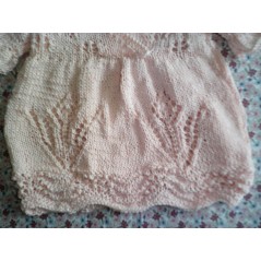 Robe bébé tricot fille rose en jersey point lys ajouré et point mousse - Gros plan jupe