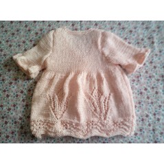 Robe bébé tricot fille rose en jersey point lys ajouré et point mousse - Dos