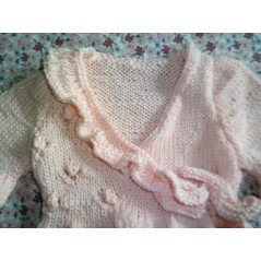 Cache-cœur à volants bébé tricot fille rose en jersey et point ajouré à nopes en coton - Gros plan haut