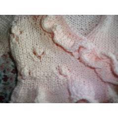 Cache-cœur à volants bébé tricot fille rose en jersey et point ajouré à nopes en coton - Gros plan point ajouré