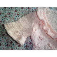 Cache-cœur à volants bébé tricot fille rose en jersey et point ajouré à nopes en coton - Manche