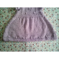 Robe à volants bébé tricot fille mauve en jersey et point ajouré à nopes en coton - Gros plan bas