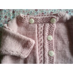 Brassière croisée tricot bébé fille rose en jersey et torsades - Gros plan manche