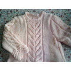 Brassière bébé tricot fille en jersey et point feuilles - Gros plan manche