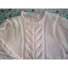 Brassière bébé tricot fille en jersey et point feuilles - Gros plan devant