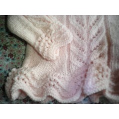 Brassière bébé tricot fille en jersey et point feuilles - Gros plan bas et volants