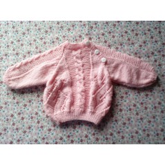 Pull bébé tricot fille rose raglan en jersey, torsades et point ajouré.