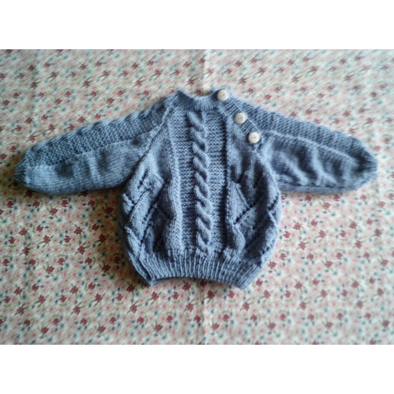 Pull bébé tricot garçon bleu raglan en jersey, torsades et point ajouré.
