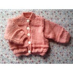 Gilet bébé tricot fille rose en jersey et point cœur - Gros plan