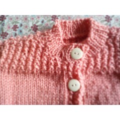 Gilet bébé tricot fille rose en jersey et point cœur - Gros plan point fantaisie