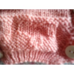 Gilet bébé tricot fille rose en jersey et point cœur - Gros plan point coeur