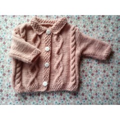 Gilet bébé tricot fille en point irlandais - Gros plan