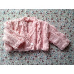 Cache-cœur bébé tricot fille en jersey et point feuilles - Gros plan