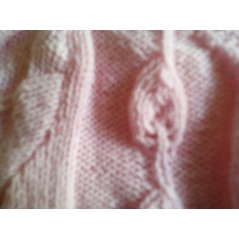 Cache-cœur bébé tricot fille en jersey et point feuilles - Gros plan point feuilles