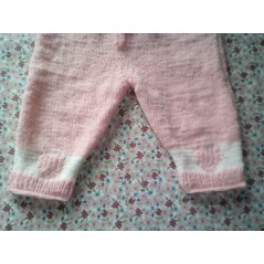 Pantalon bébé tricot fille en jersey et jacquard cœur - Gros plan bas